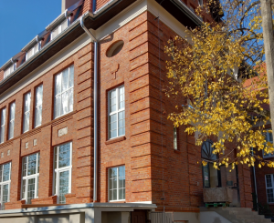 stary budynek z czerwonej cegły