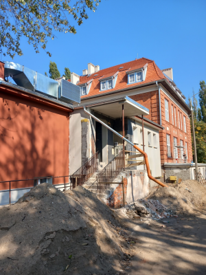 budynek z czerwonej cegły w remoncie