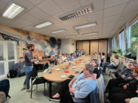 ludzie siedzą przy stole konferencyjnym