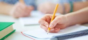 ręka trzyma ołówek