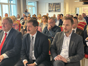 ludzie siedzą na krzesłach podczas konferencji