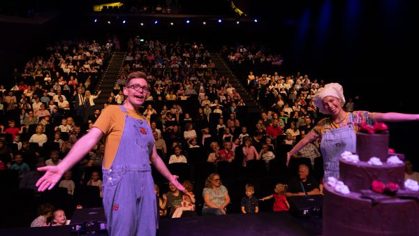 Zdjęcia ze spektaklu "Palce lizać"