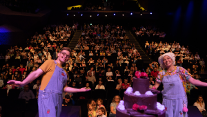 Zdjęcia ze spektaklu "Palce lizać"