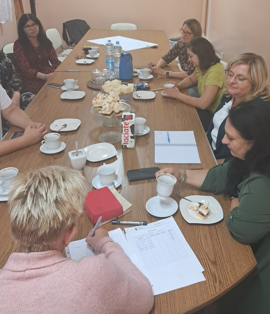 ludzie siedzą przy stole