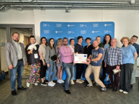 grupa ludzi pozuje do zdjęcia