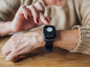 bransoletka życia na nadgarstku