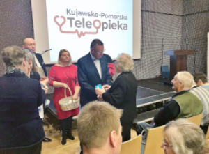 grupa ludzi podczas uroczystości