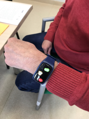 bransoletka na ręce seniora