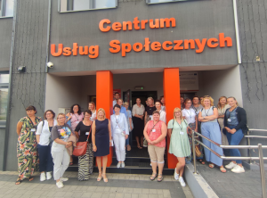 grupa ludzi stoi na schodach