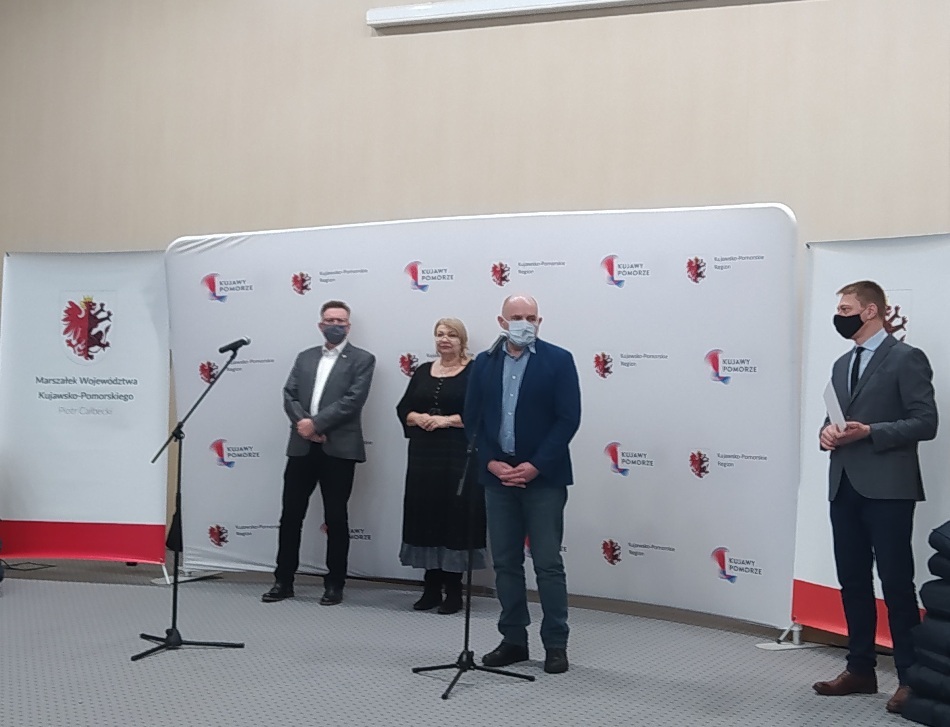 ludzie w maseczkach stoją