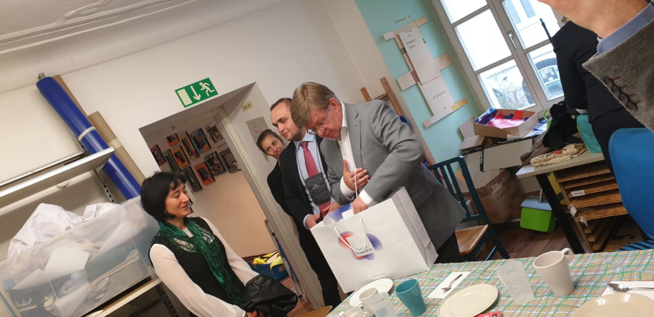 mężczyzna sięga do torby prezentowej