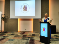 kobieta stoi z rozłożonymi rękoma