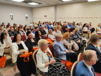 ludzie siedzą na krzesłach