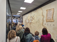 grupa ludzi przy mapie