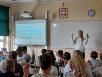 kobieta stoi przed uczniami