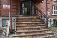 schody przed budynkiem