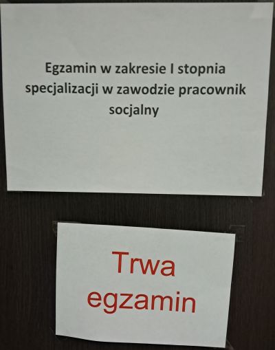 Kartka "Trwa egzamin" na drzwiach sali