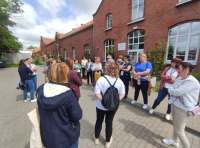 ludzie przed budynkiem