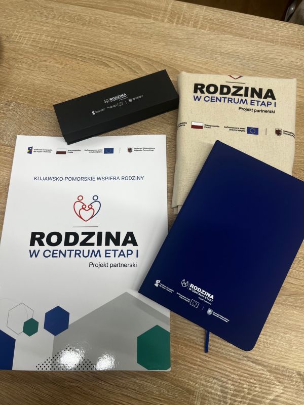 Materiały projektu "Rodzina w centrum" leżące na stole