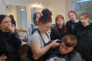 Młodzież podczas kursów zawodowych