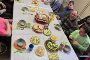 ludzie siedzą przy świątecznym stole