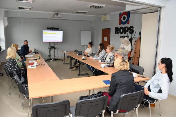 ludzie siedzą przy stole