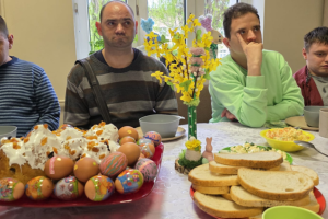 ludzie siedzą przy świątecznym stole