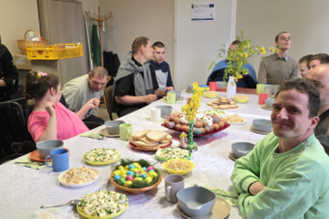 ludzie siedzą przy świątecznym stole