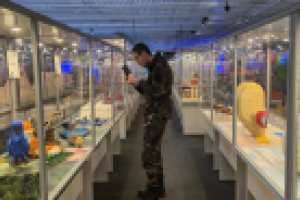 mężczyzna ogląda wystawę