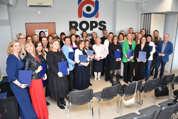 Pracownicy socjalni po odbiorze dyplomów specjalizacji II stopnia