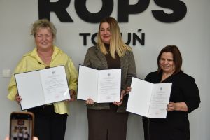 Pracownicy socjalni po odbiorze dyplomów specjalizacji II stopnia