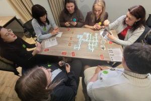 Ludzie grający w gry planszowe