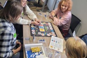 Ludzie grający w gry planszowe