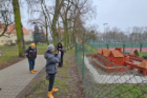 ludzie robią zdjęcia makiecie zamku