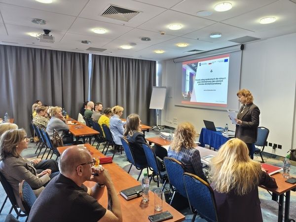 uczestnicy szkolenia słuchają eksperta