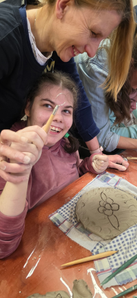 kobiety podczas warsztatów z gliny