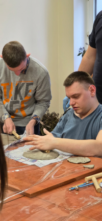 mężczyźni podczas warsztatów z gliny