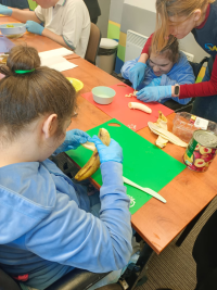 kobiety podczas warsztatów kulinarnych