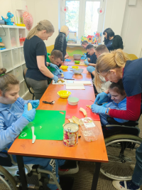 ludzie podczas warsztatów kulinarnych