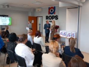 Wręczenie zaświadczeń ukończenia szkolenia na asystenta rodziny.