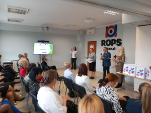 Wręczenie zaświadczeń ukończenia szkolenia na asystenta rodziny.