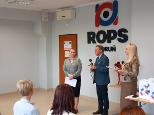 Wręczenie zaświadczeń ukończenia szkolenia na asystenta rodziny.