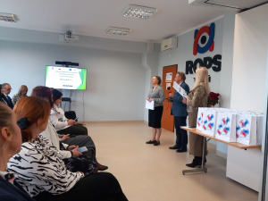 Wręczenie zaświadczeń ukończenia szkolenia na asystenta rodziny.