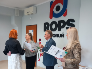 Wręczenie zaświadczeń ukończenia szkolenia na asystenta rodziny.