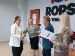 Wręczenie zaświadczeń ukończenia szkolenia na asystenta rodziny.