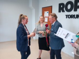 Wręczenie zaświadczeń ukończenia szkolenia na asystenta rodziny.