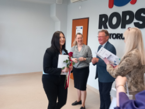 Wręczenie zaświadczeń ukończenia szkolenia na asystenta rodziny.