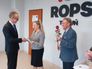 Wręczenie zaświadczeń ukończenia szkolenia na asystenta rodziny.