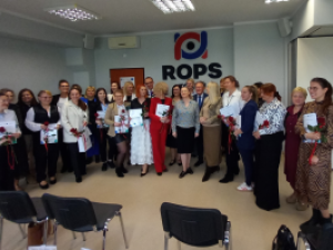 Wręczenie zaświadczeń ukończenia szkolenia na asystenta rodziny.