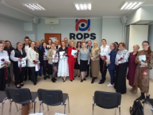 Wręczenie zaświadczeń ukończenia szkolenia na asystenta rodziny.